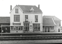 809733 Gezicht op de perronzijde van het N.S.-station Coevorden.